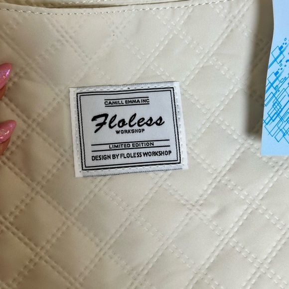 NWT Cream Quilted Weekender Travel Bag with Toiletry/purse bag included - Picture 2 of 7